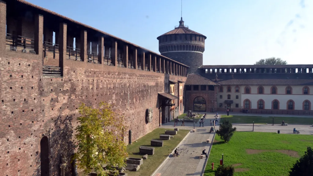 スフォルツェスコ城の中庭