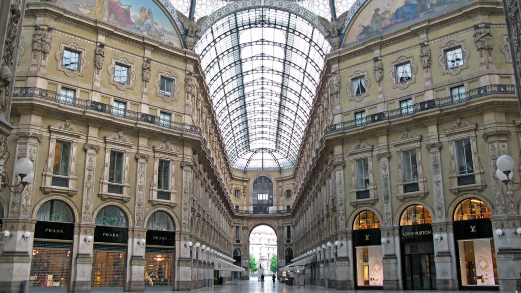 ミラノ「ガッレリア・ヴィットリオ・エマヌエーレ2世」に店を構えるプラダとルイ・ヴィトン