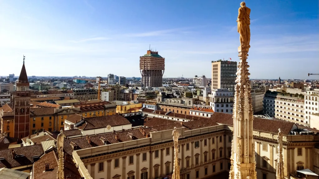 ミラノ大聖堂（ドゥオモ）の屋上からの眺め