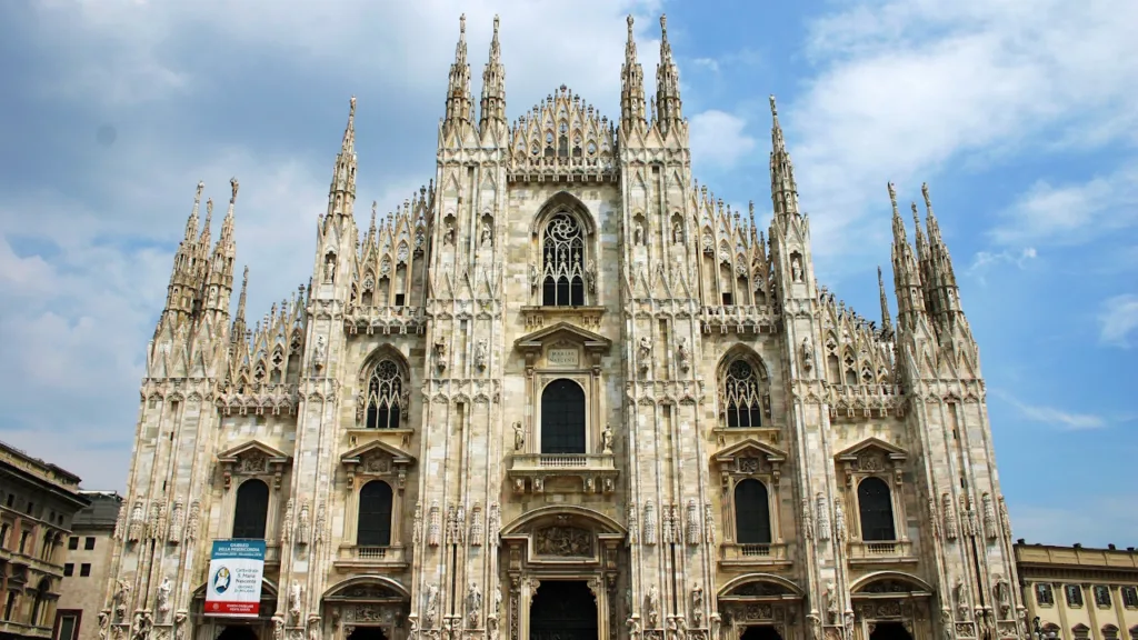 ミラノ大聖堂（ドゥオモ）の正面