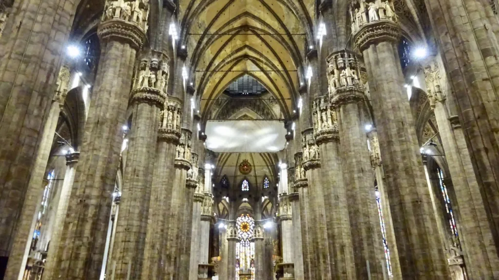 ミラノ大聖堂（ドゥオモ）の内部