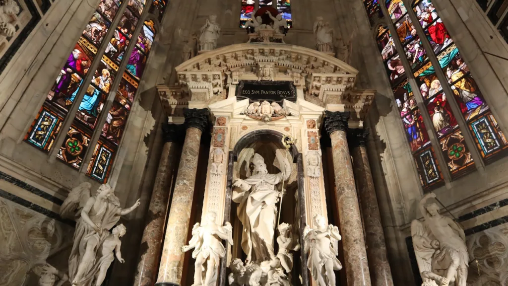 ミラノ大聖堂（ドゥオモ）のステンドグラス