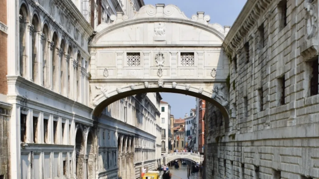 パリア橋（Ponte della Paglia）から見たため息橋の眺め