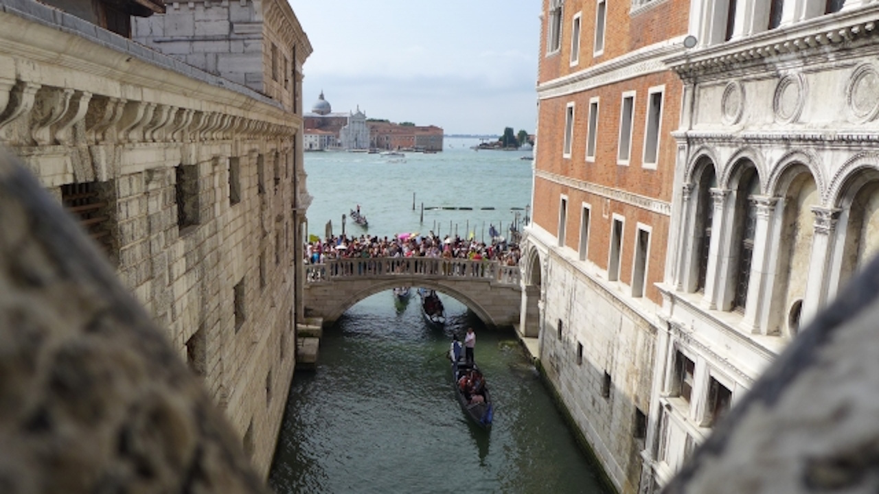 ため息橋から見たパリア橋（Ponte della Paglia）の眺め