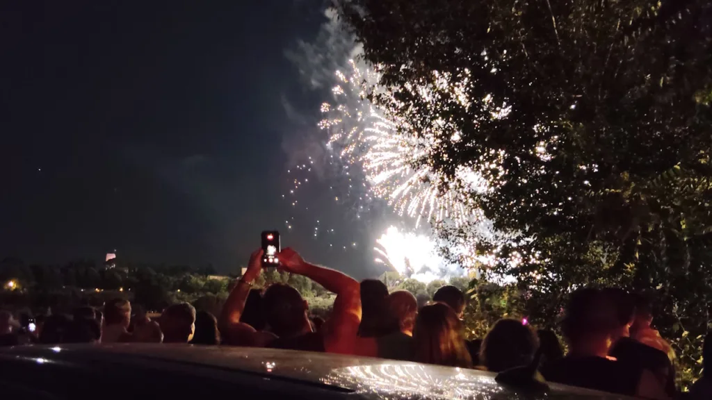 サン・ニッコロ橋から眺めたサン・ジョヴァンニ祭の花火と群衆