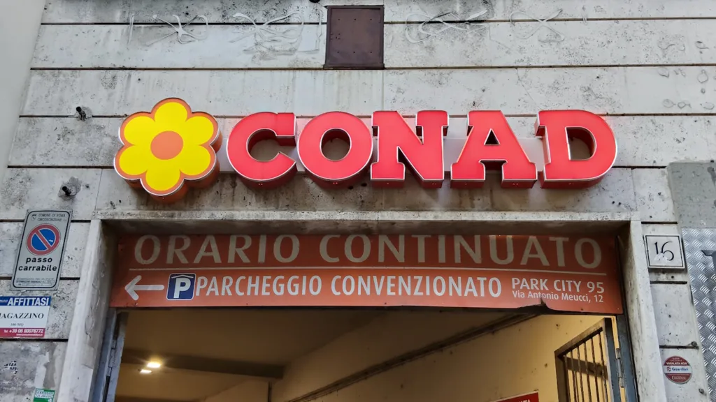 イタリアのスーパーConadのロゴ
