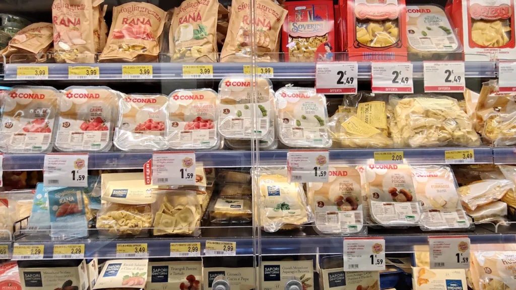 イタリアのスーパーマーケットの冷蔵庫