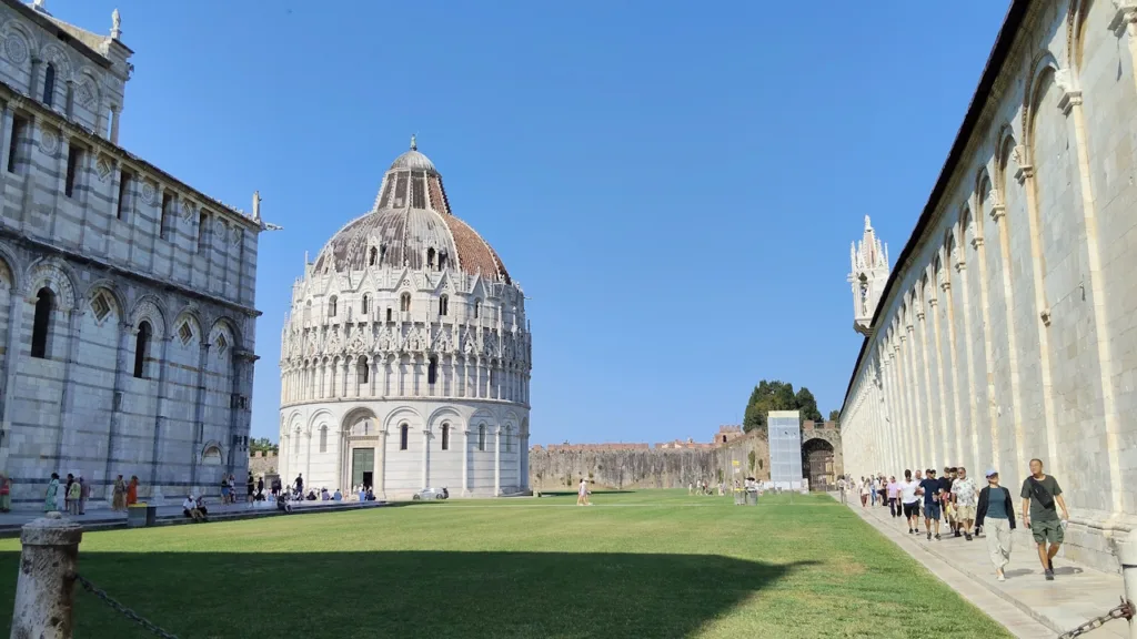 ピサ洗礼堂と右側に見えるカンポサント・モニュメンタレ(Camposanto Monumentale)