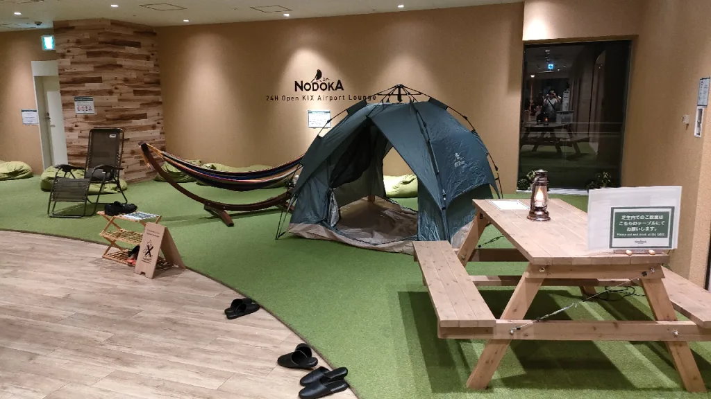 KIXエアポート カフェラウンジNODOKAのグリーンエリアと食事用テーブル