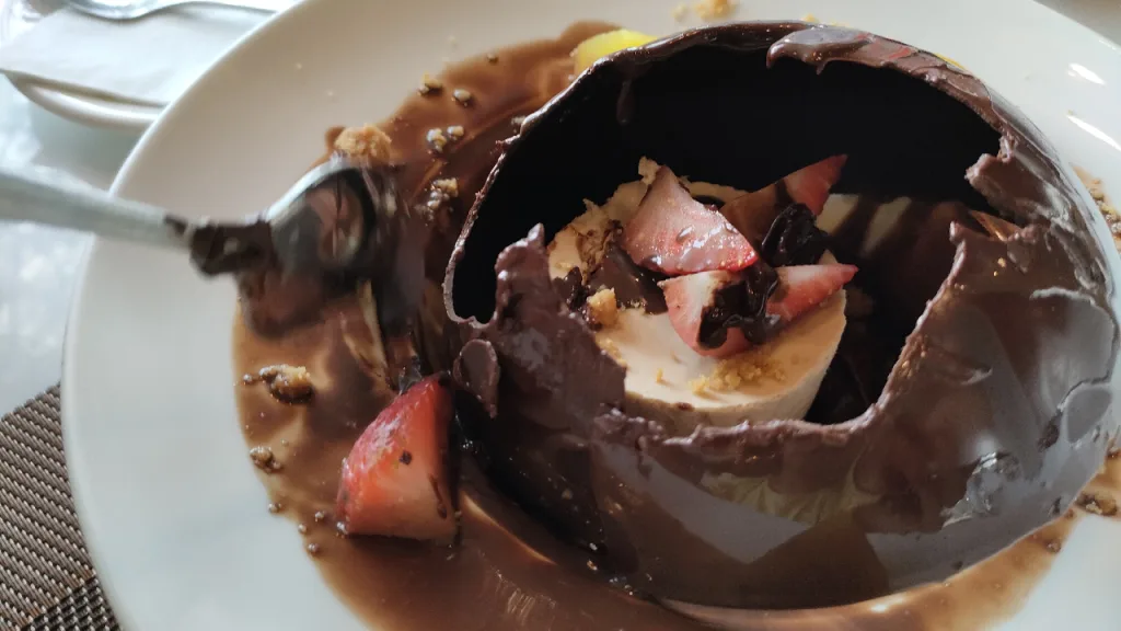 チョコレートファクトリー・パタヤ・プラタムナックヒル店のチョコレートドームのチョコが割れた内部