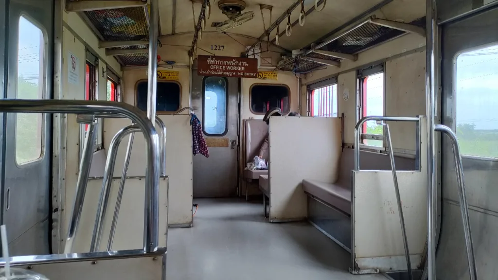タイ国鉄メークロン線の車内