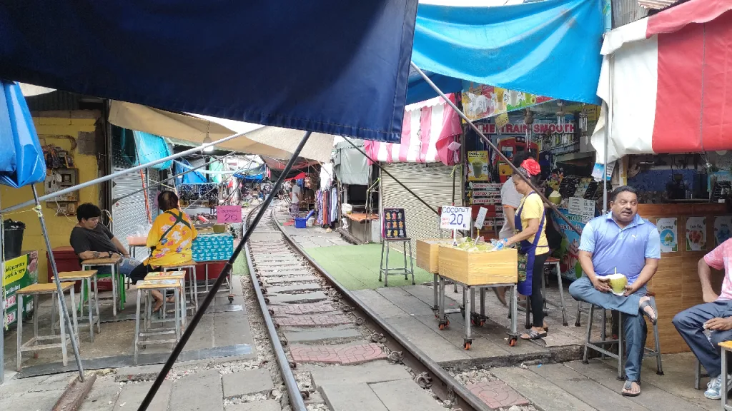 メークロン市場にあるジュース屋台