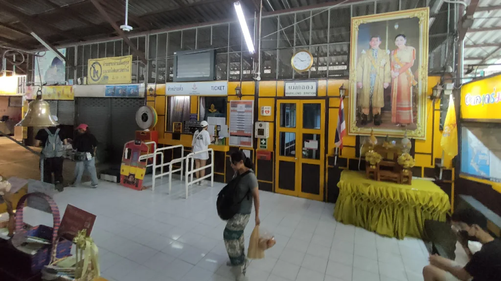 タイ国鉄メークロン駅の券売所
