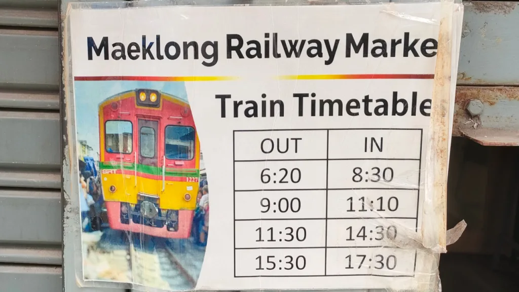 メークロン市場に貼られたタイ国鉄メークロン線時刻表