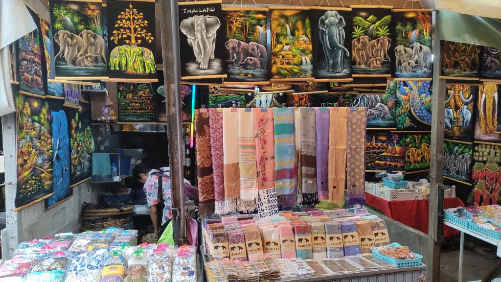 メークロン市場で象柄の商品を取りそろえた土産物店