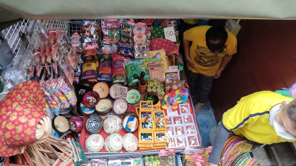 メークロン市場で雑貨を取りそろえた土産物店