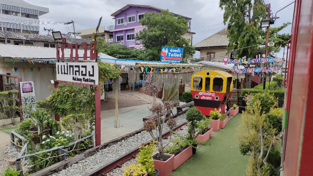 タイ国鉄のメークロン駅のフォトスポット