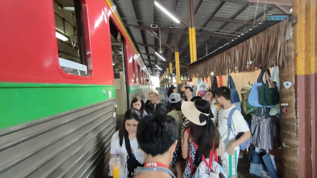 タイ国鉄メークロン駅のホームと売店