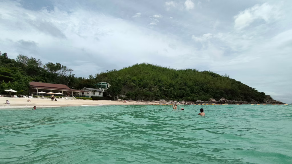 タヤイビーチの海