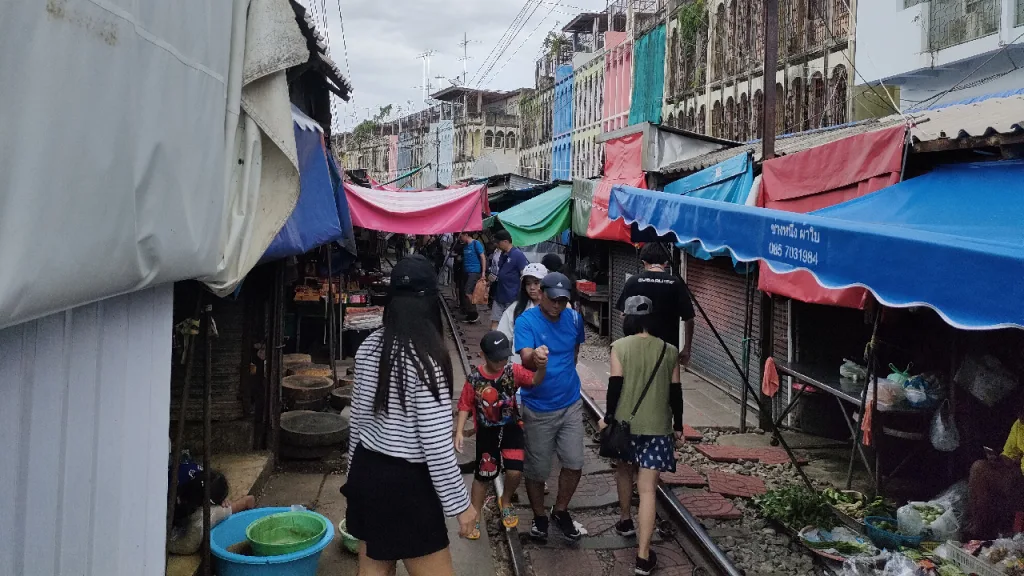 メークロン市場の屋台と観光客