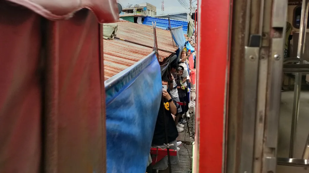 メークロン市場ではお店と列車の間はギリギリ