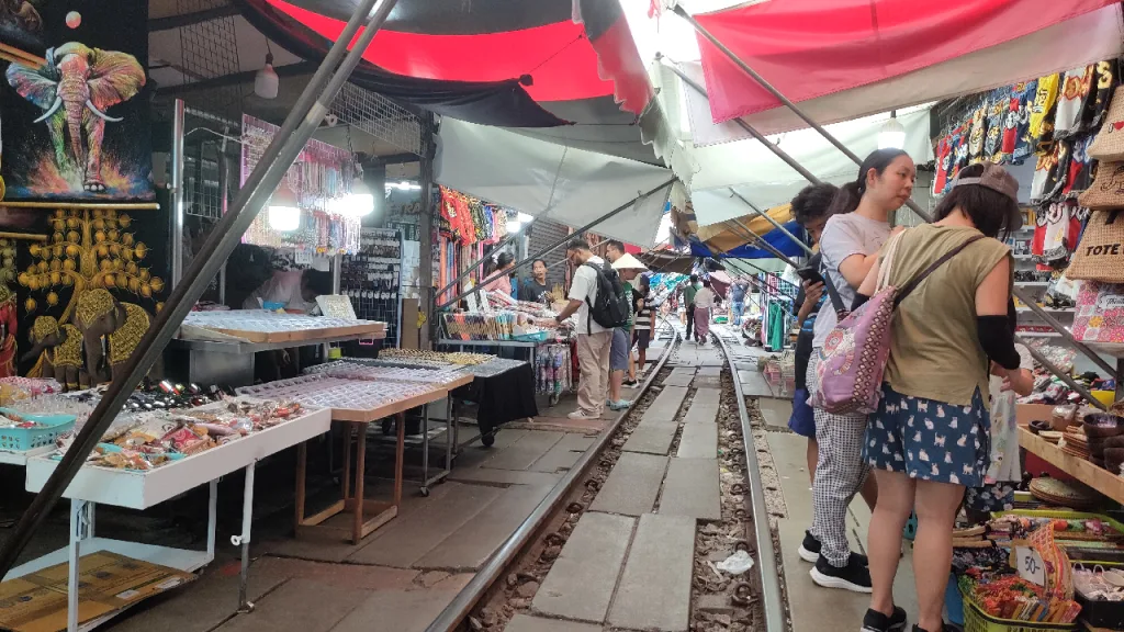 メークロン市場にあるお土産物の屋台
