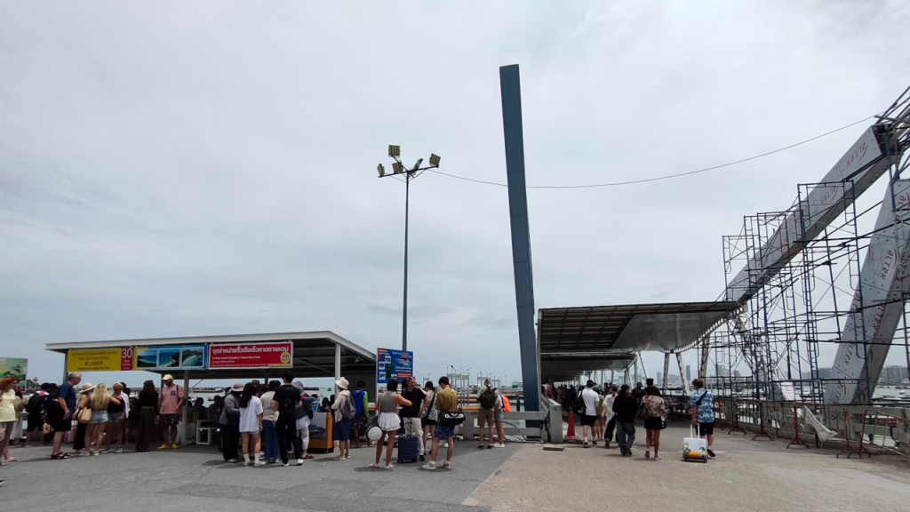 パタヤのバリハイ桟橋と券売所