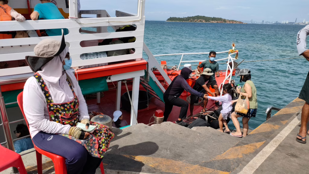 ラン島からパタヤに向かうフェリーの乗船口と料金徴収の方