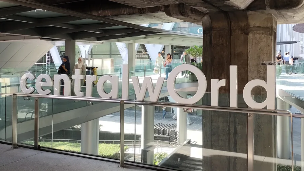 スカイウォークにあるセントラルワールドの看板