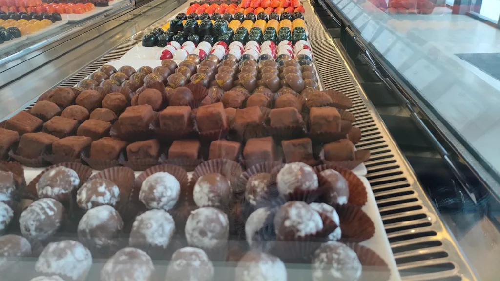 チョコレートファクトリー・パタヤ・プラタムナックヒル店でガラスショーケース内で売られているチョコレートの数々