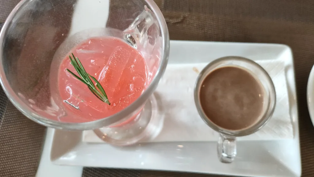 チョコレートファクトリー・パタヤ・プラタムナックヒル店のチョコレートドームのライチーコーヒー