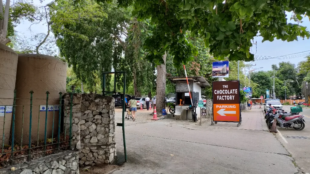 チョコレートファクトリー・パタヤ・プラタムナックヒル店の駐車場