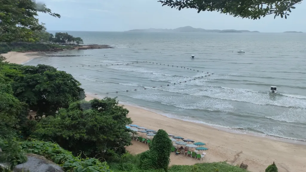 チョコレートファクトリー・パタヤ・プラタムナックヒル店から見える海とビーチの眺め