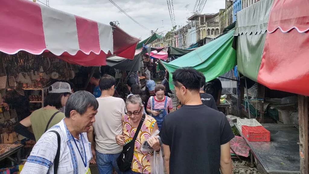 観光客でごった返すメークロン市場