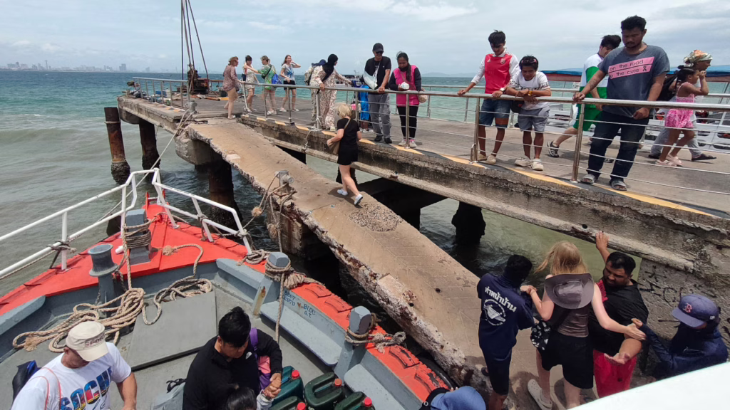ナーバーン桟橋でのフェリーの下船の様子