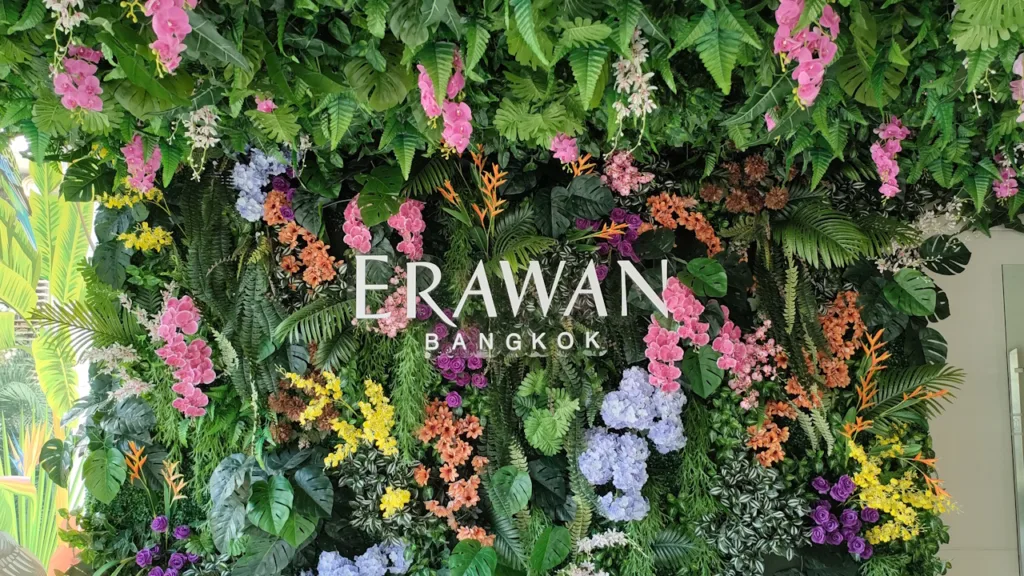 エラワンバンコクの建物の入口にある飾り