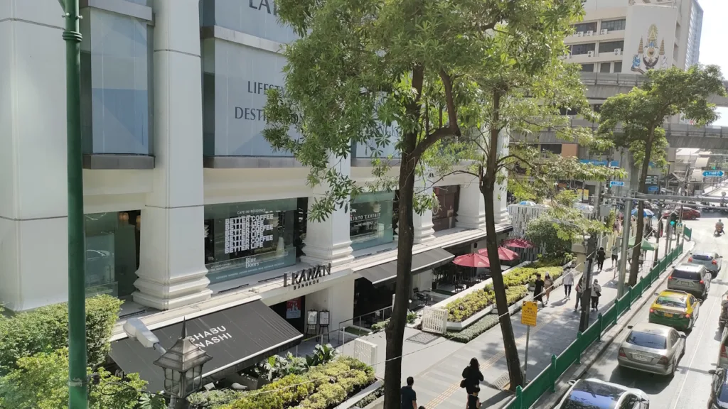 エラワンバンコクのプルンチット通り側の入口と信号の辺りに見えるのがエラワン廟