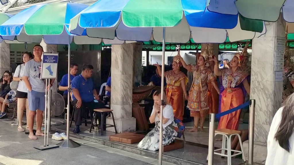 お祈りする方の後ろで奉納されるタイ舞踊