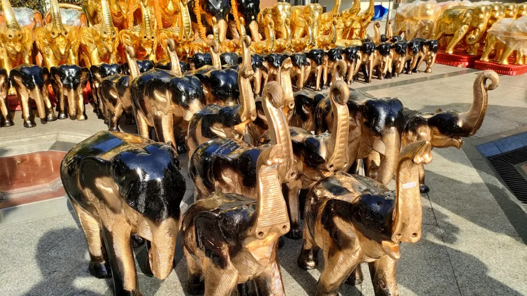 奉納された多数の象