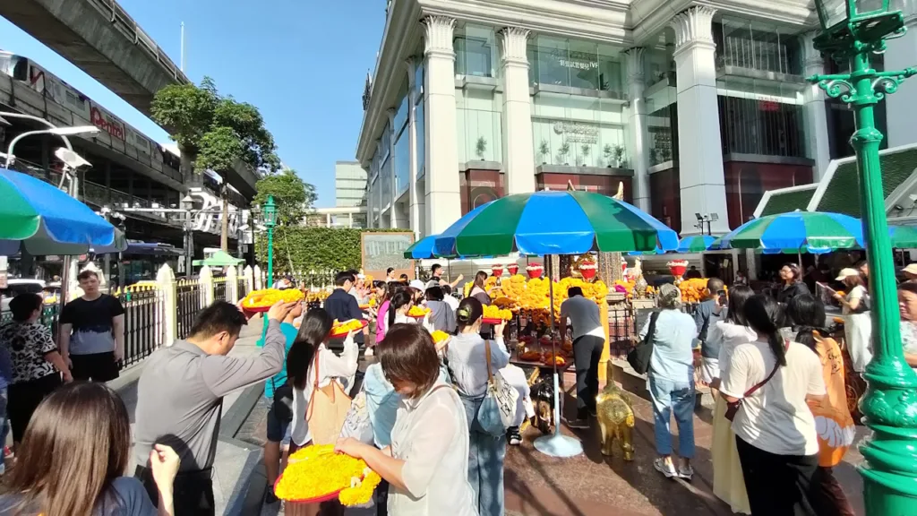 路上にまで並んでお祈りする人々