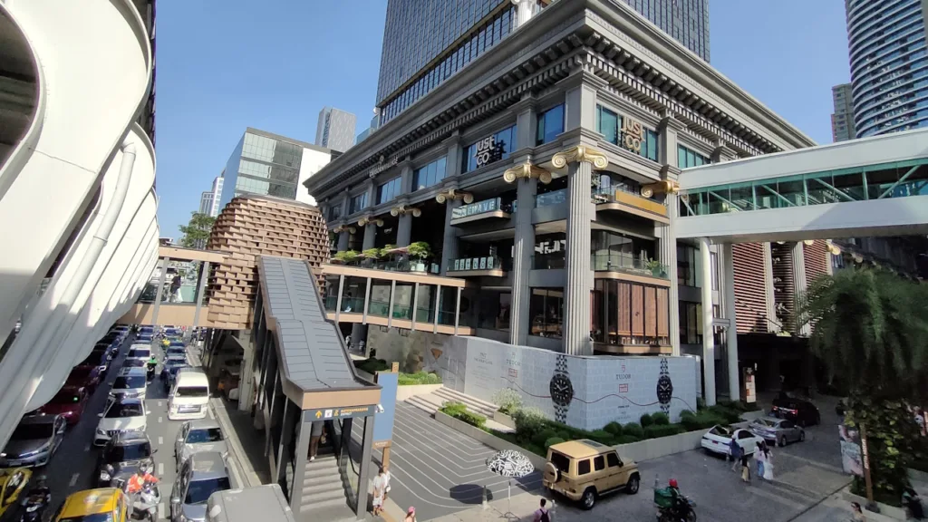 Gaysorn Amarinの建物に繋がる連絡橋には地上に降りれる階段があります