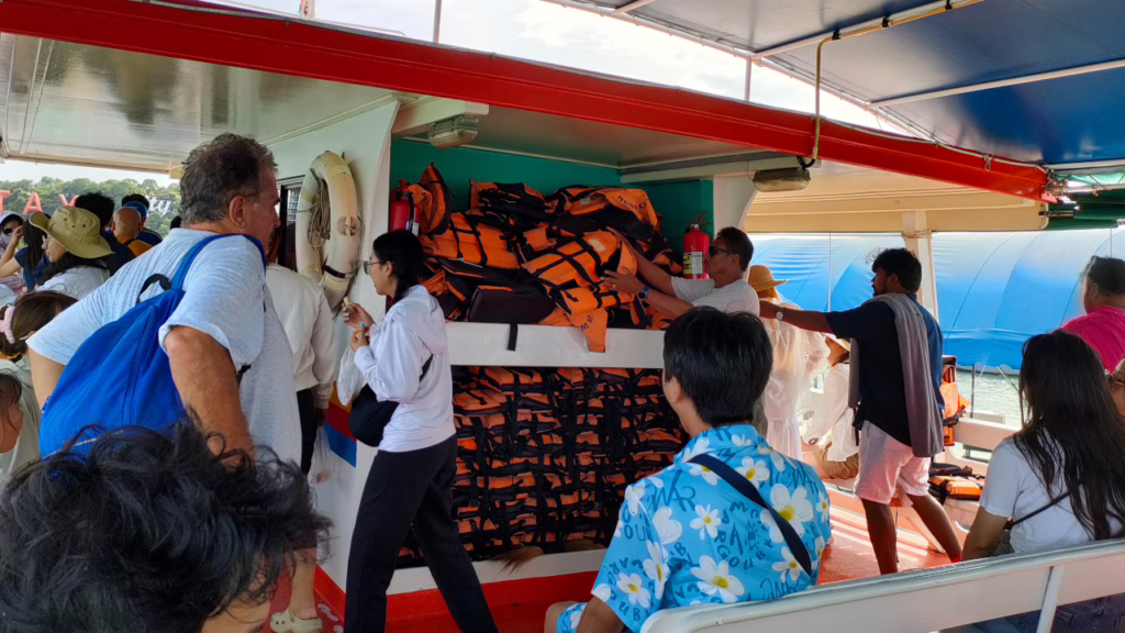 パタヤ⇔ラン島間のフェリーの救命胴衣