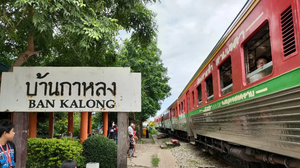 タイ国鉄メークロン線の途中駅のBan Kalong駅