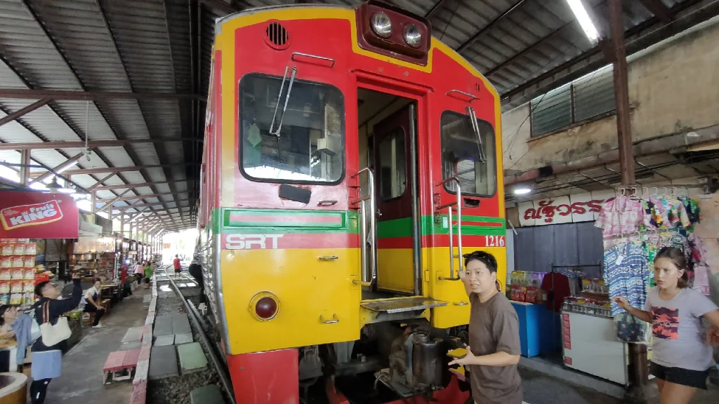 メークロン駅に停車しているタイ国鉄メークロン線の列車