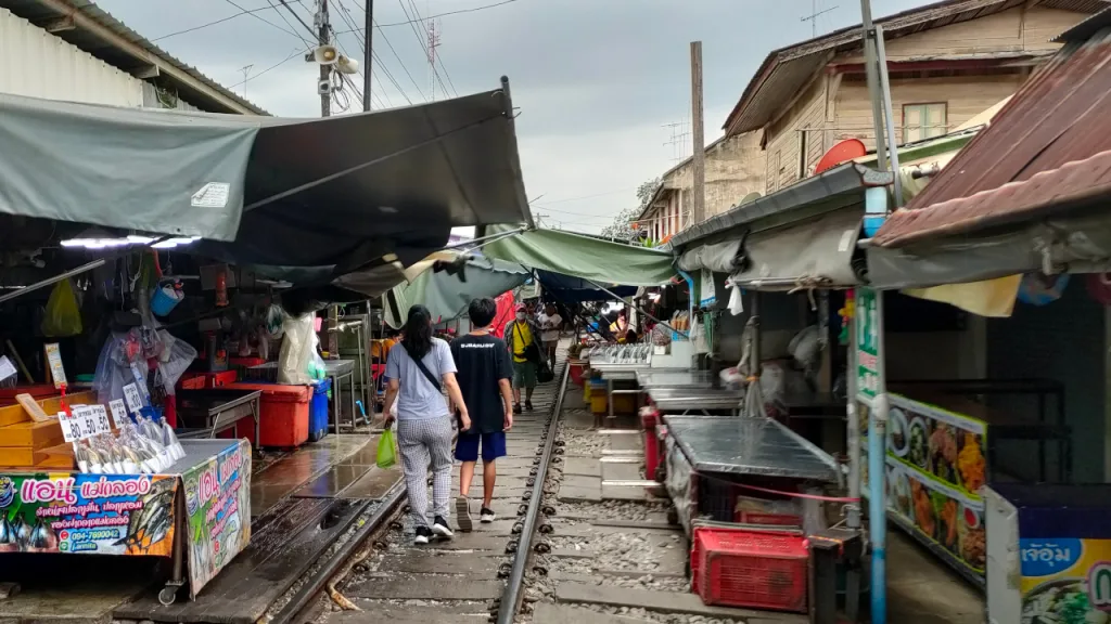 メークロン市場で営業する鮮魚屋台