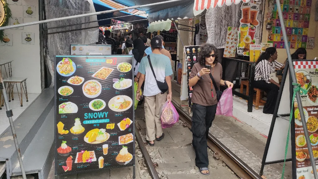 メークロン市場にあるレストラン