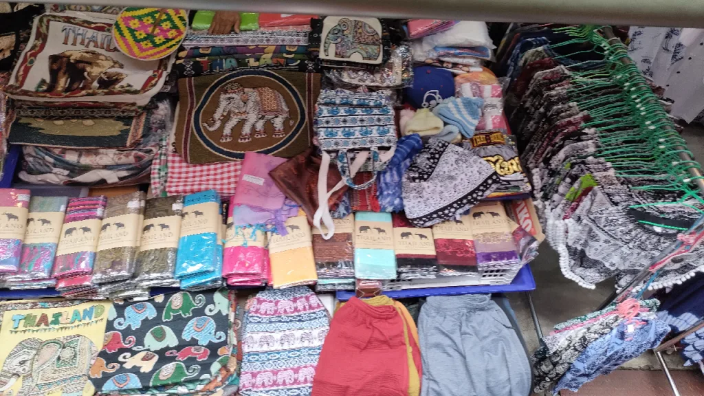 メークロン市場で布製品を取りそろえた土産物店