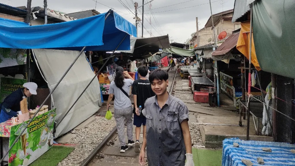 午後の列車が出発して多くの店が閉じたメークロン市場