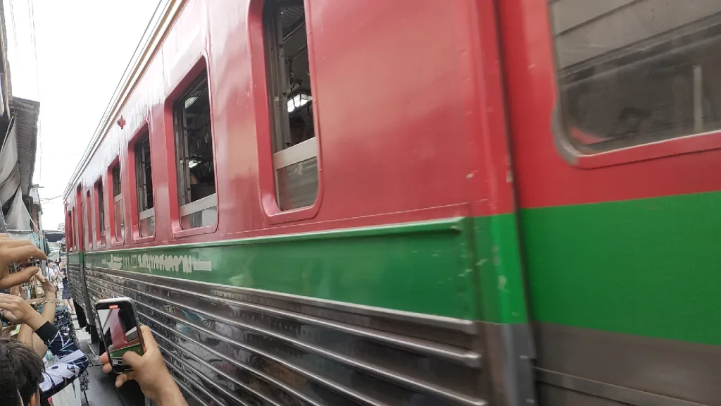 メークロン市場をスレスレで通り過ぎる列車