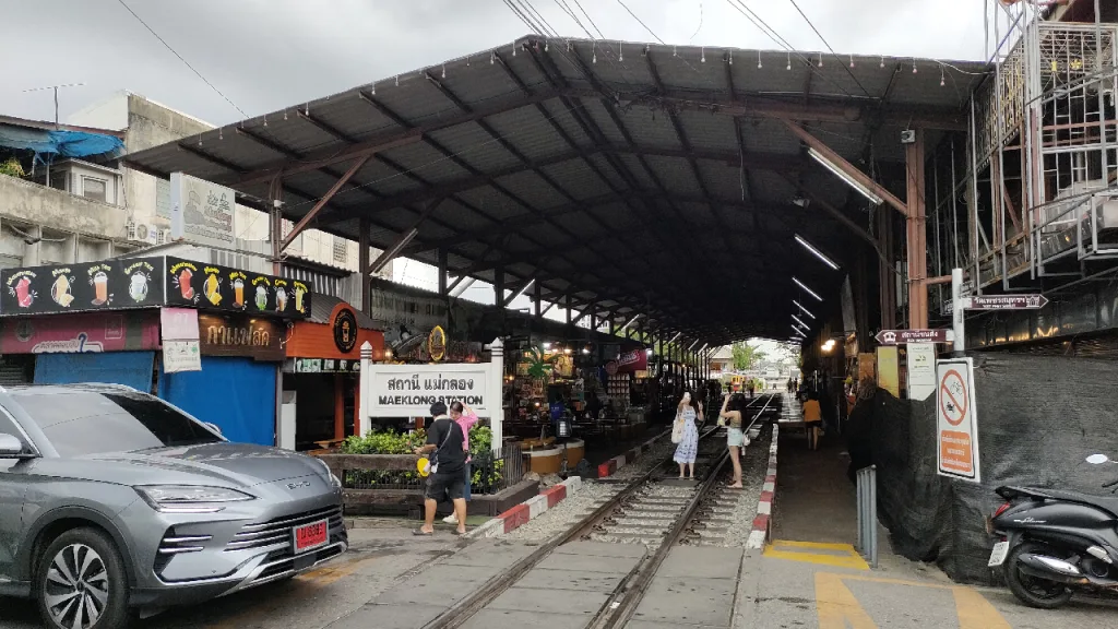 タイ国鉄の列車が出た後のメークロン駅